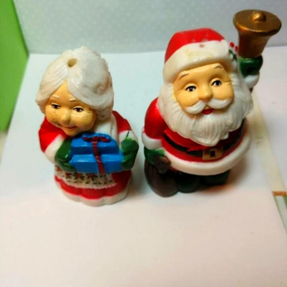 SALT & PEPPER SHAKERS VINTAGE MR/MRS SANTA CLAUS